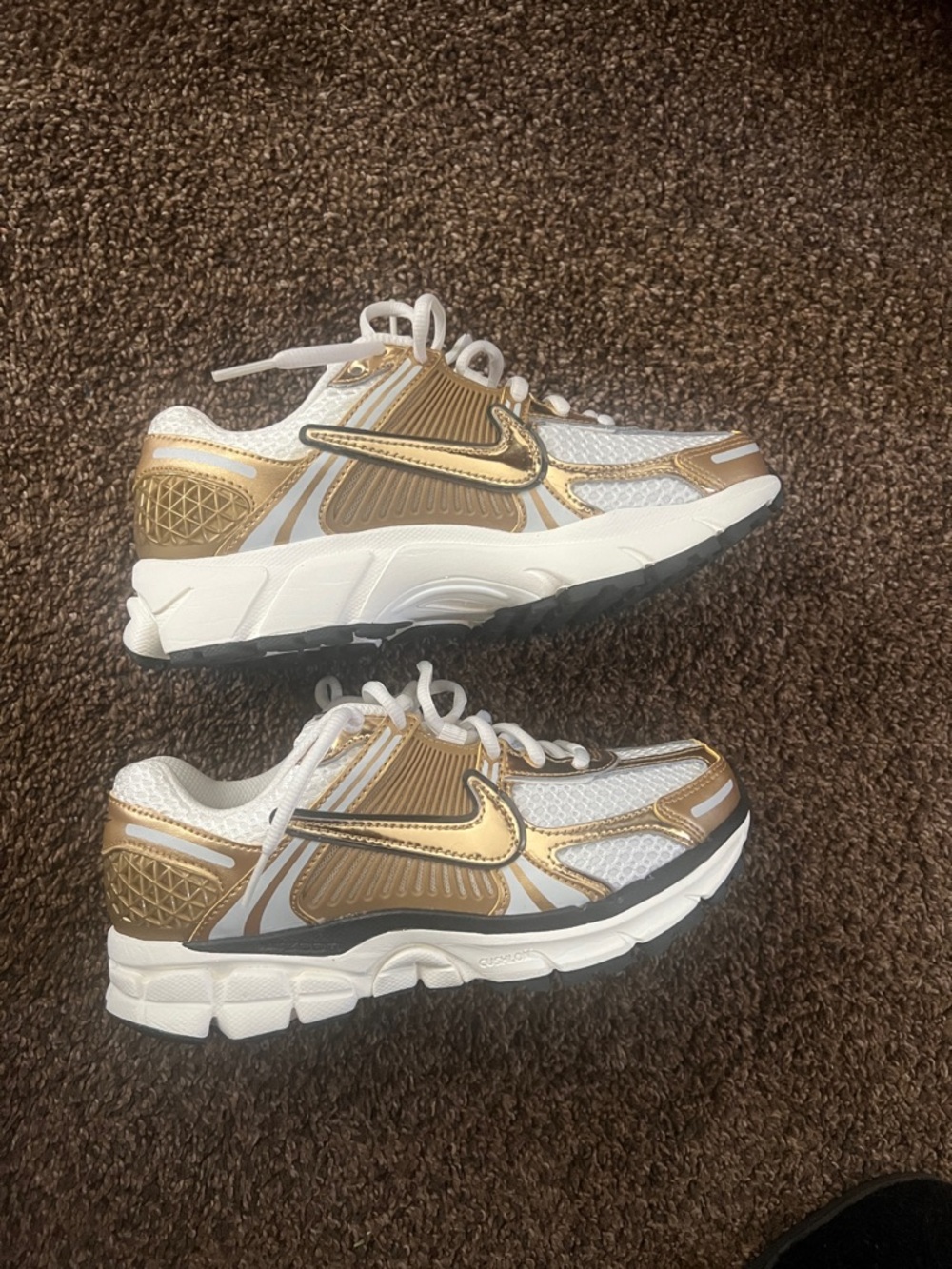 Nike vomero 5 White and Gold